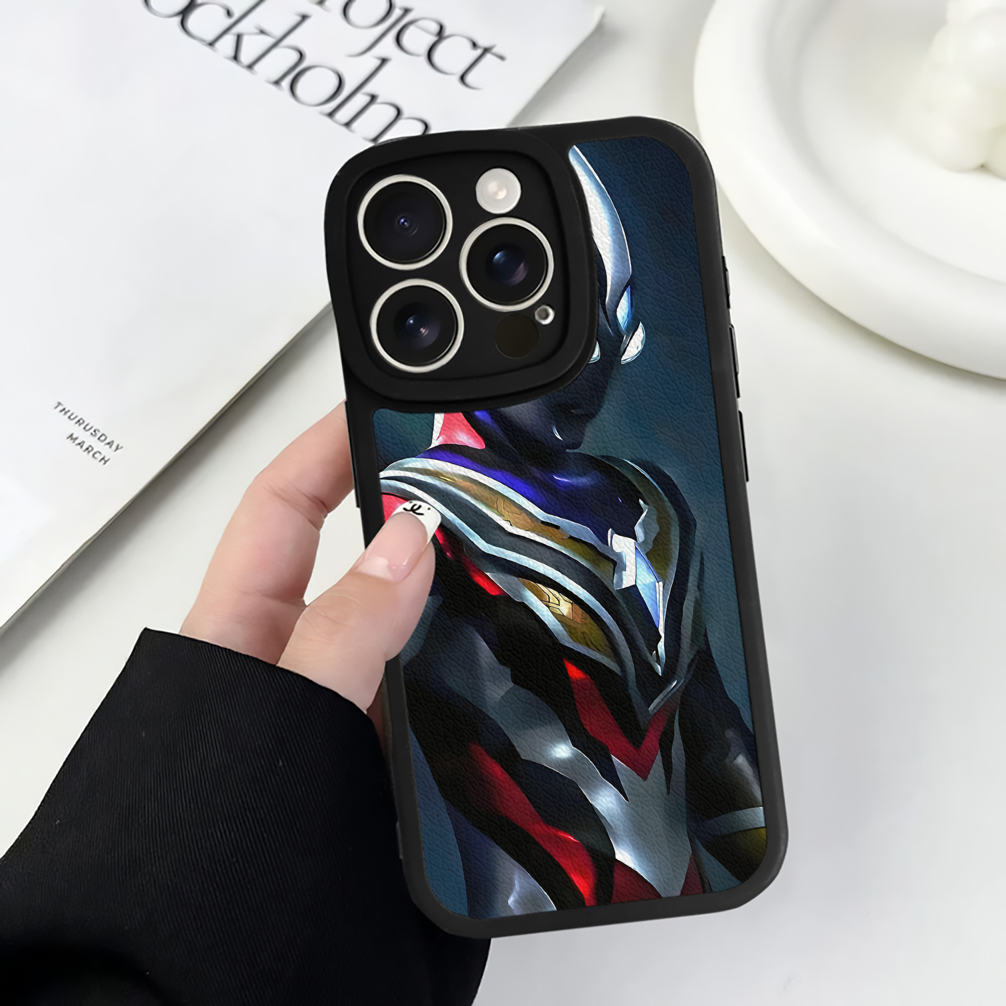 （画像用） ウルトラマン Ultraman 【iPhone 16シリーズ対応】シリコンスマホケース（レザー調） 材質：シリコン